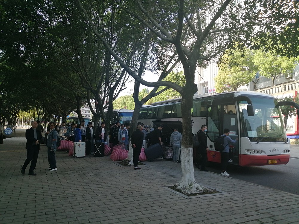 重庆万州技师学院组织汽车专业学生前往重庆长安跨越车辆有限公司跟岗实习