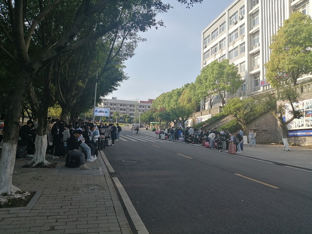 重庆万州技师学院组织汽车专业学生前往重庆长安跨越车辆有限公司跟岗实习